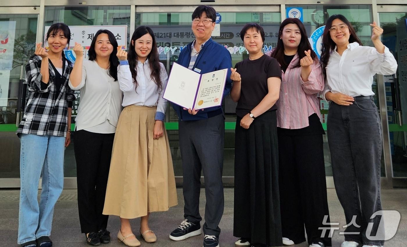 충북 진천군이 고독사 예방과 관리 사업 충북도 우수지자체로 선정돼 직원들이 기념 촬영을 하고 있다.(진천군 제공. 재판매 및 DB금지)/뉴스1.