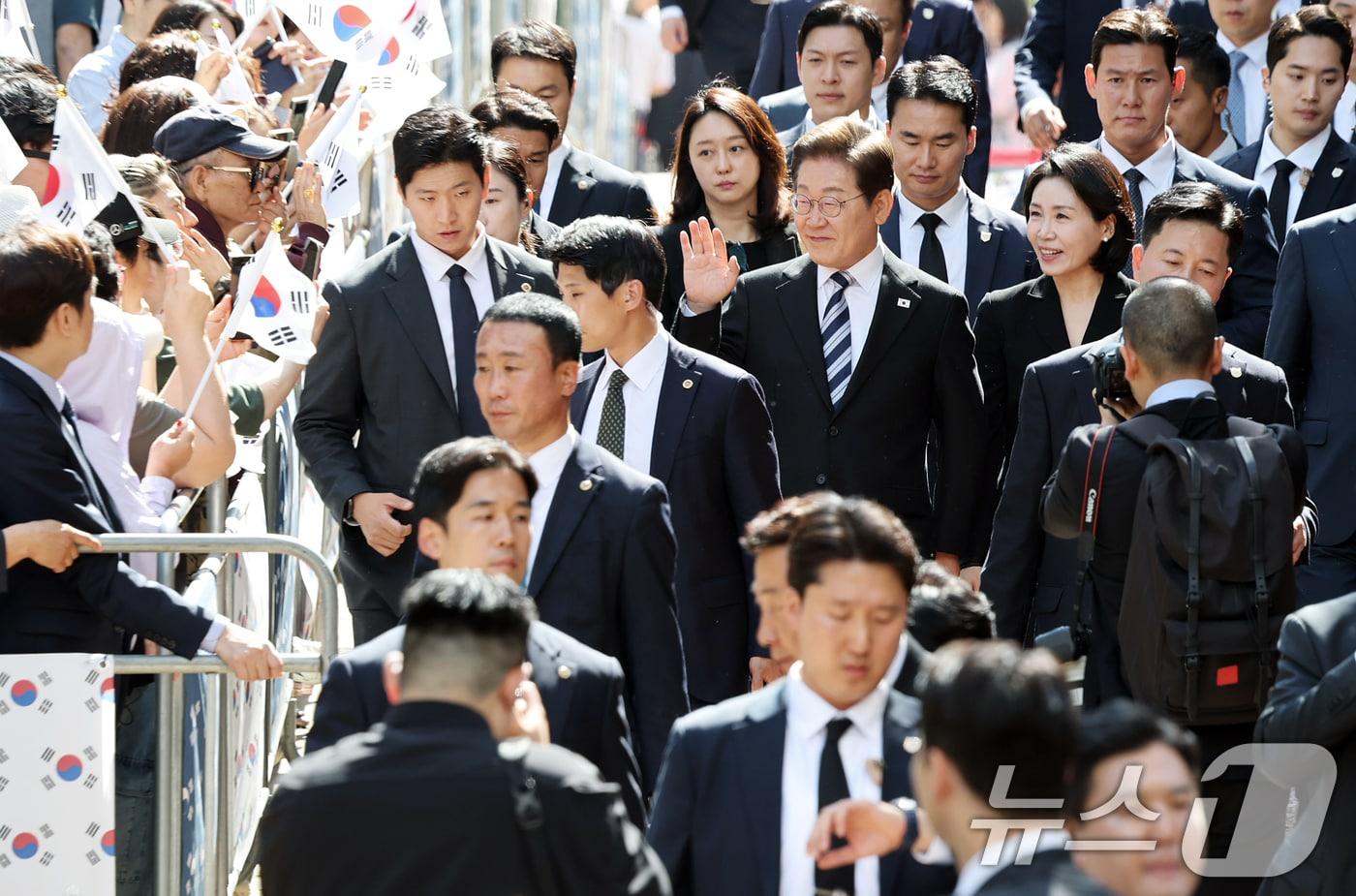 이재명 대통령과 김혜경 여사가 제21대 대통령 임기를 시작한 4일 오전 인천 계양구 자택 앞에서 열린 주민 환송 행사를 마친 후 국립서울현충원으로 향하고 있다. 2025.6.4/뉴스1 ⓒ News1 오대일 기자