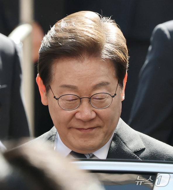 본문 이미지 - 이재명 대통령이 제21대 대통령 임기를 시작한 4일 오전 인천 계양구 자택 앞에서 열린 주민 환송 행사를 마친 후 국립서울현충원으로 향하는 차량에 탑승하고 있다. 2025.6.4/뉴스1 ⓒ News1 오대일 기자