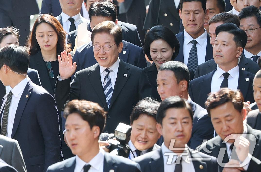 본문 이미지 - 이재명 대통령과 김혜경 여사가 제21대 대통령 임기를 시작한 4일 오전 인천 계양구 자택 앞에서 열린 주민 환송 행사를 마친 후 국립서울현충원으로 향하며 활짝 웃고 있다. 2025.6.4/뉴스1 ⓒ News1 오대일 기자