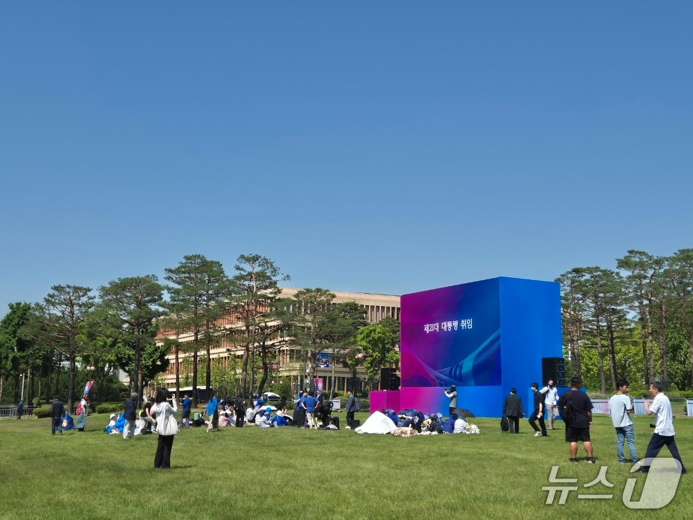 본문 이미지 - 제21대 대통령 취임식이 열리는 4일 오전 서울 여의도 국회 앞 잔디광장에 지지자들이 모여들고 있다. / 뉴스1 김종훈 기자