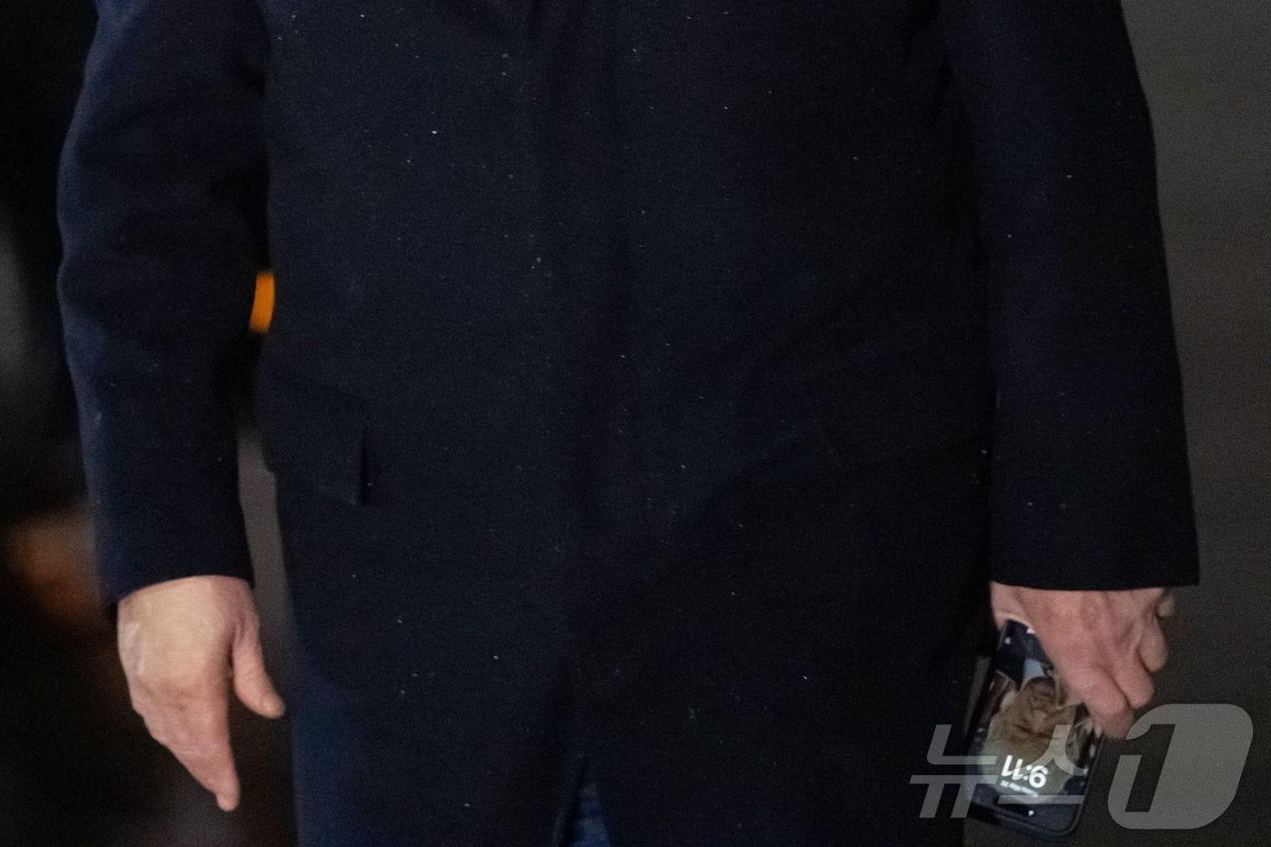 미국 대통령 도널드 트럼프가 펜실베이니아의 미국 철강 공장을 방문한 후 메릴랜드의 앤드류스 합동 기지에 도착해 휴대폰을 든 채 에어포스 원에서 내리고 있다. 2025.5.30 ⓒ AFP=뉴스1 ⓒ News1 강민경 기자