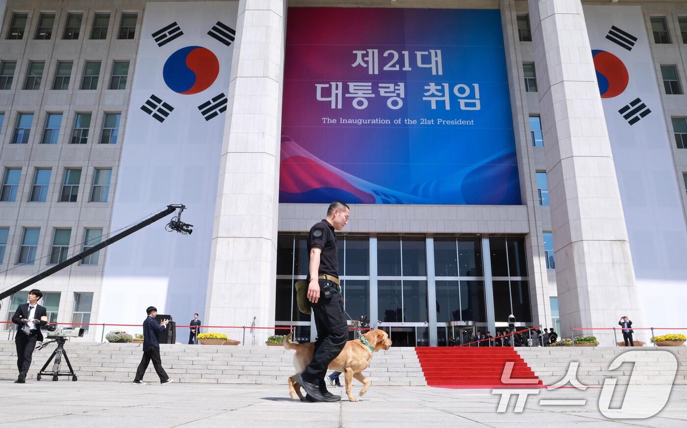 이재명 대통령의 취임 선서를 앞둔 4일 서울 여의도 국회 본청 주위에서 경찰특공대원이 경계 근무를 하고 있다. 2025.6.4/뉴스1 ⓒ News1 국회사진기자단