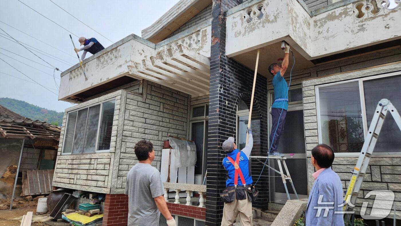 법무부 청소년 범죄예방위원 경주지역협의회 한마음봉사단이 경북남부보훈지청과 함께 독립유공자 후손들의 주거환경 개선 봉사활동을 실시했다고 4일 밝혔다. (한마음봉사단제공, 제판매 및 DB 금지) 2025.6.4/뉴스1 