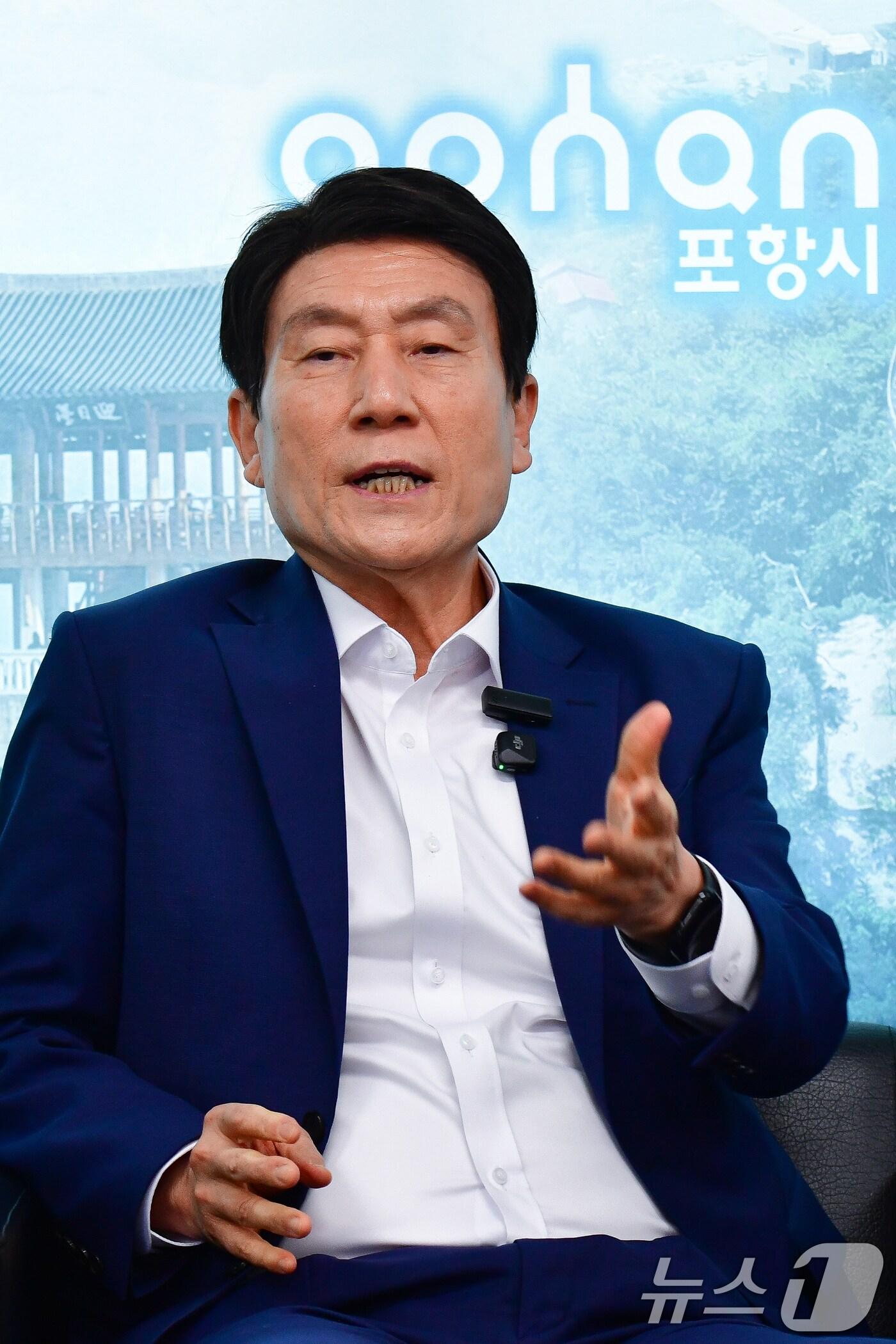 본문 이미지 - 이강덕 경북 포항시장이 4일 시청 브리핑룸에서 이재명 대통령 정부 출범과 관련 포스텍 의대와 영일만대교, 철강산업위기 대응 특별법 등 지역 에 필요한 각종 현안들이 차질없이 진행될 수 있도록 지원 요청을 하고 있다. 2025.6.4/뉴스1 ⓒ News1 최창호 기자