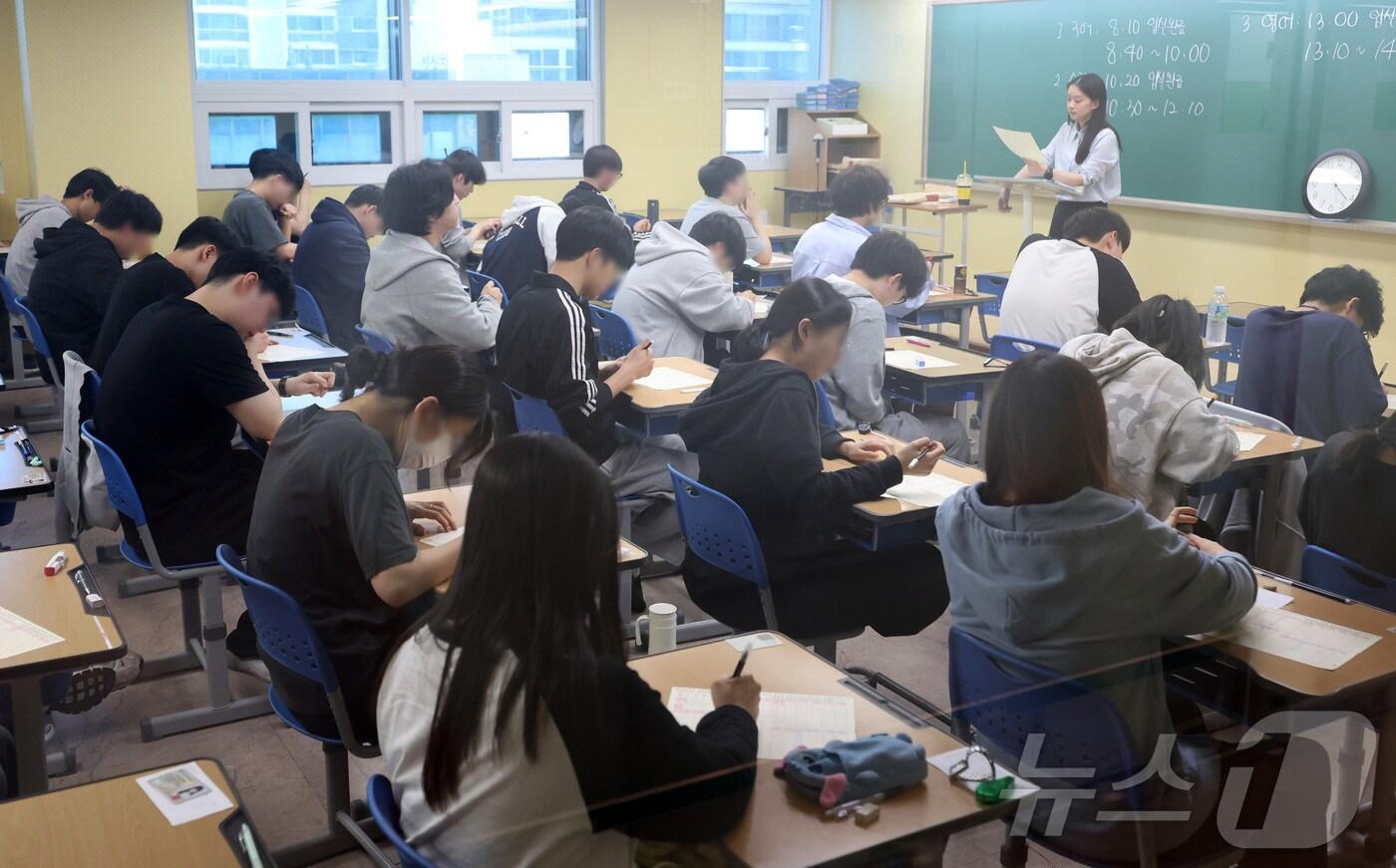 재수생들이 2026학년도 대학수학능력시험 6월 평가원 모의고사 시행일인 4일 오전 서울 양천구 종로학원 고사실에서 시험 시작을 기다리고 있다. (공동취재) 2025.6.4/뉴스1 ⓒ News1 이승배 기자