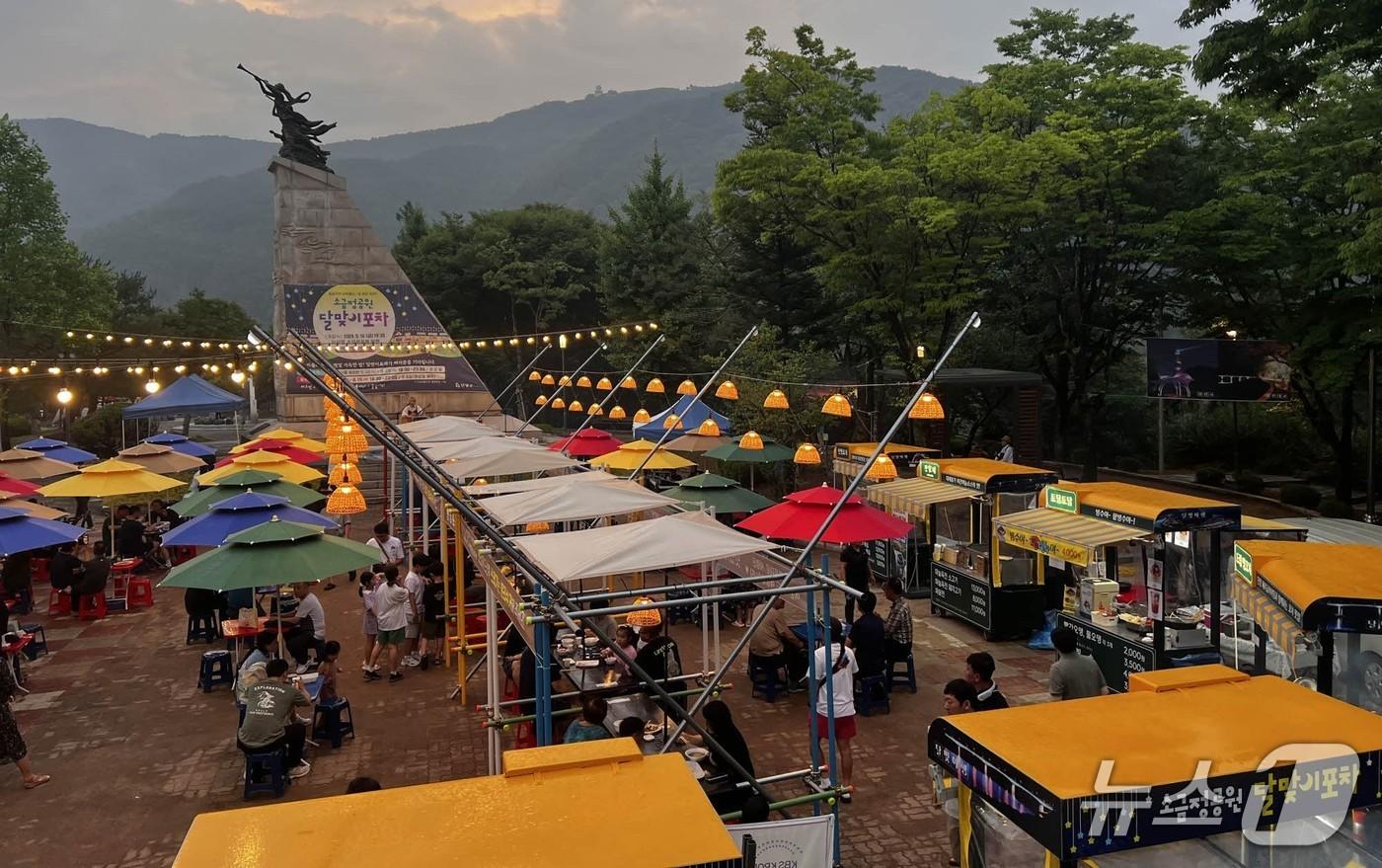  지난해 단양군 소금정공원 달맞이포차 운영.(단양군 제공. 재판매 및 DB금지)/뉴스1