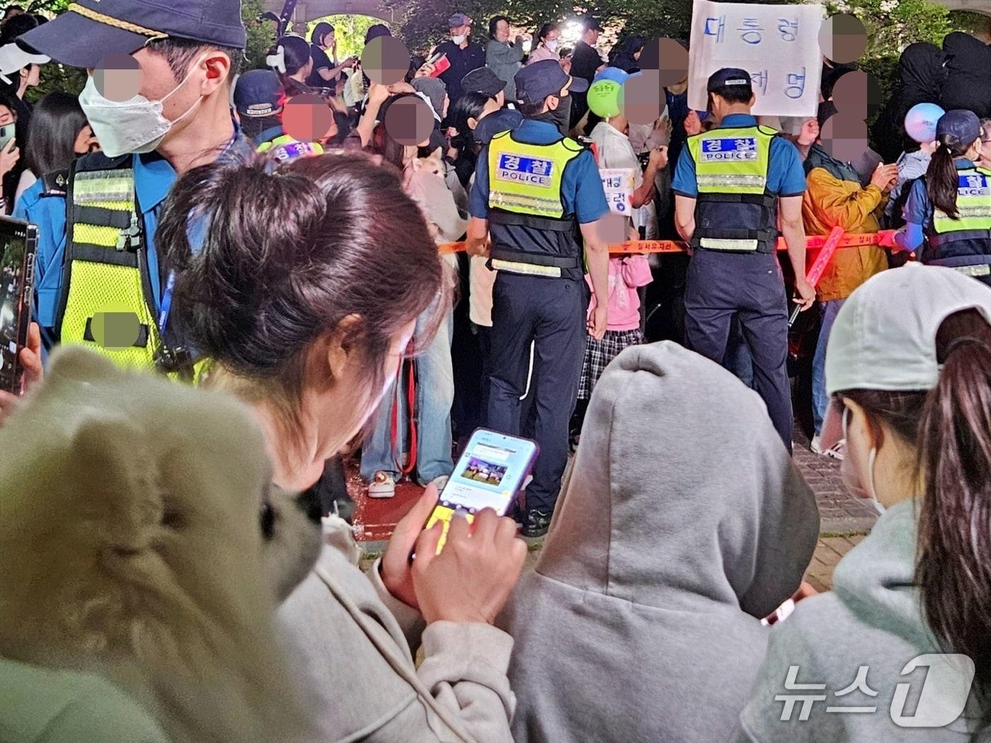 본문 이미지 - 반려견을 안은 시민이 3일 이재명 대통령의 인천 계양구 사저 앞에서 당선 축하를 하고 있다. ⓒ 뉴스1 최서윤 기자