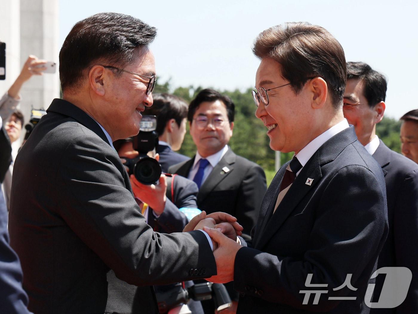 본문 이미지 - 이재명 대통령이 지난해 취임 선서를 하기 위해 서울 여의도 국회에 들어서며 우원식 국회의장과 악수하고 있다. 2025.6.4 ⓒ 뉴스1 국회사진기자단