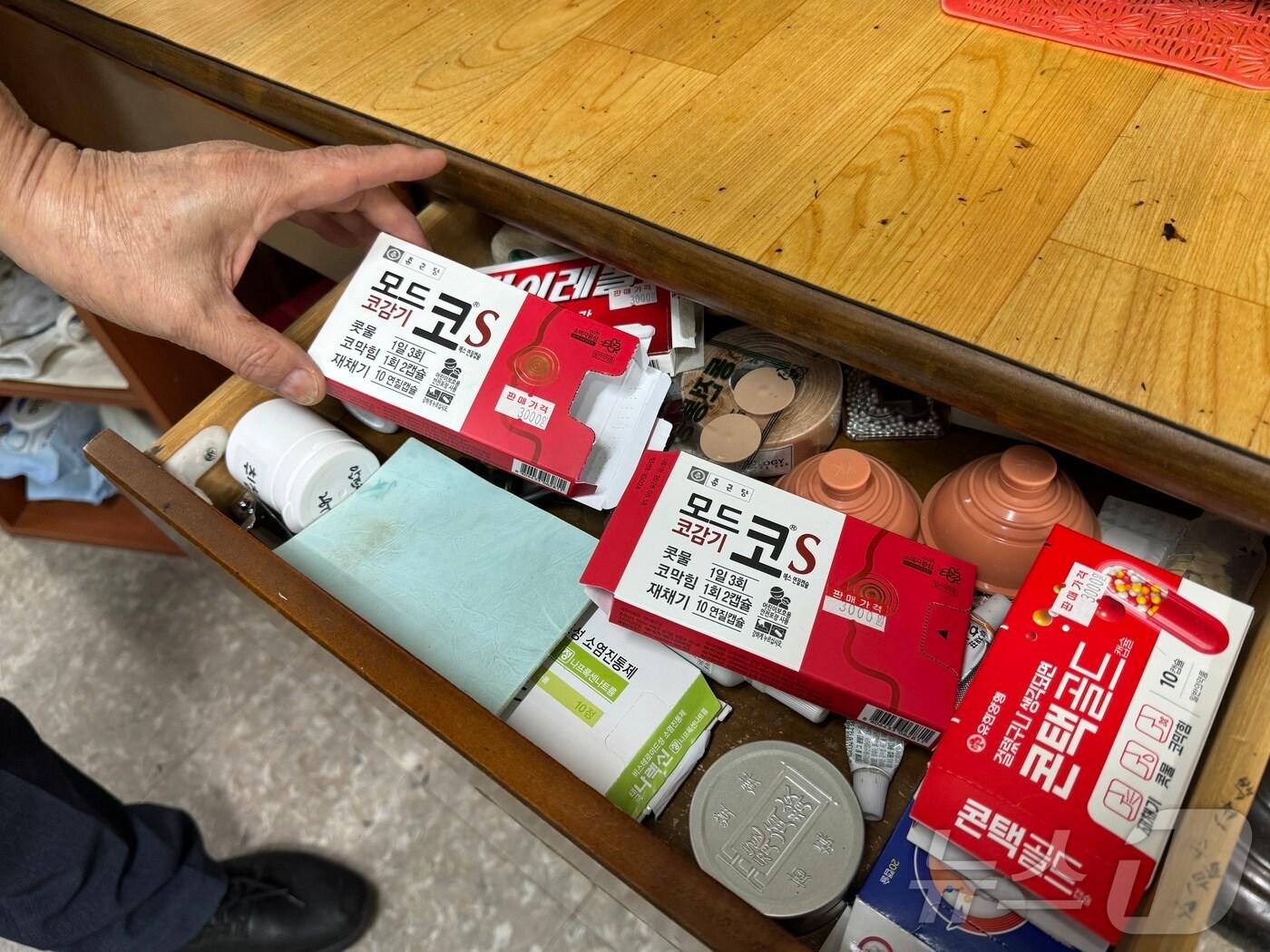 본문 이미지 - 광주 광산구 소촌동 금호타이어 광주공장 인근 상인 가게에 쌓인 약의 모습. 2025.6.4/뉴스1 ⓒ News1 이승현 기자