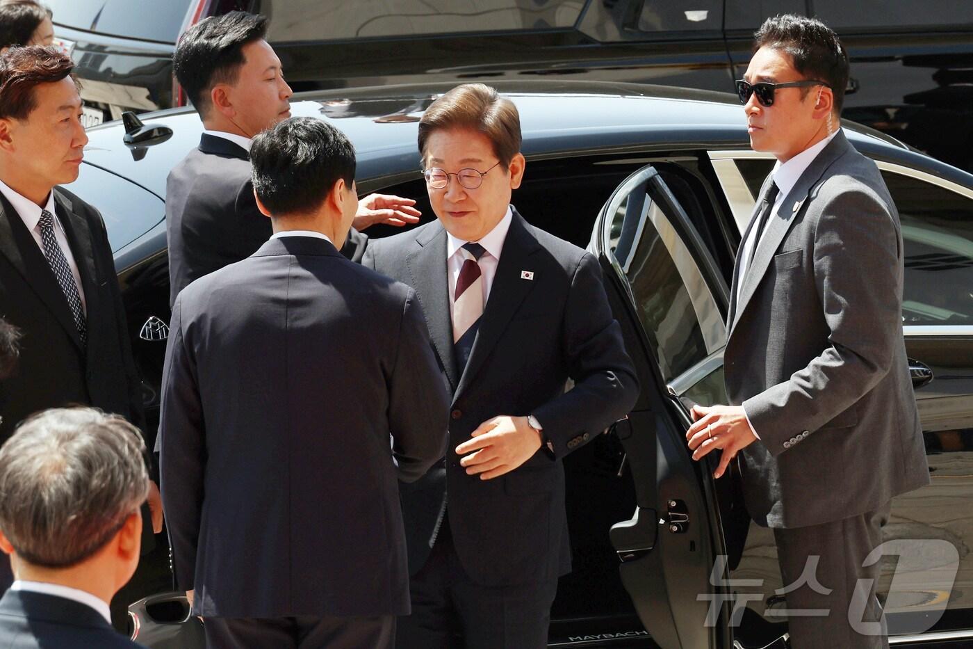 이재명 대통령이 취임 선서를 하기 위해 4일 오전 김혜경 여사와 서울 여의도 국회에 도착, 차에서 내려 인사하고 있다. 2025.6.4/뉴스1 ⓒ News1 국회사진기자단