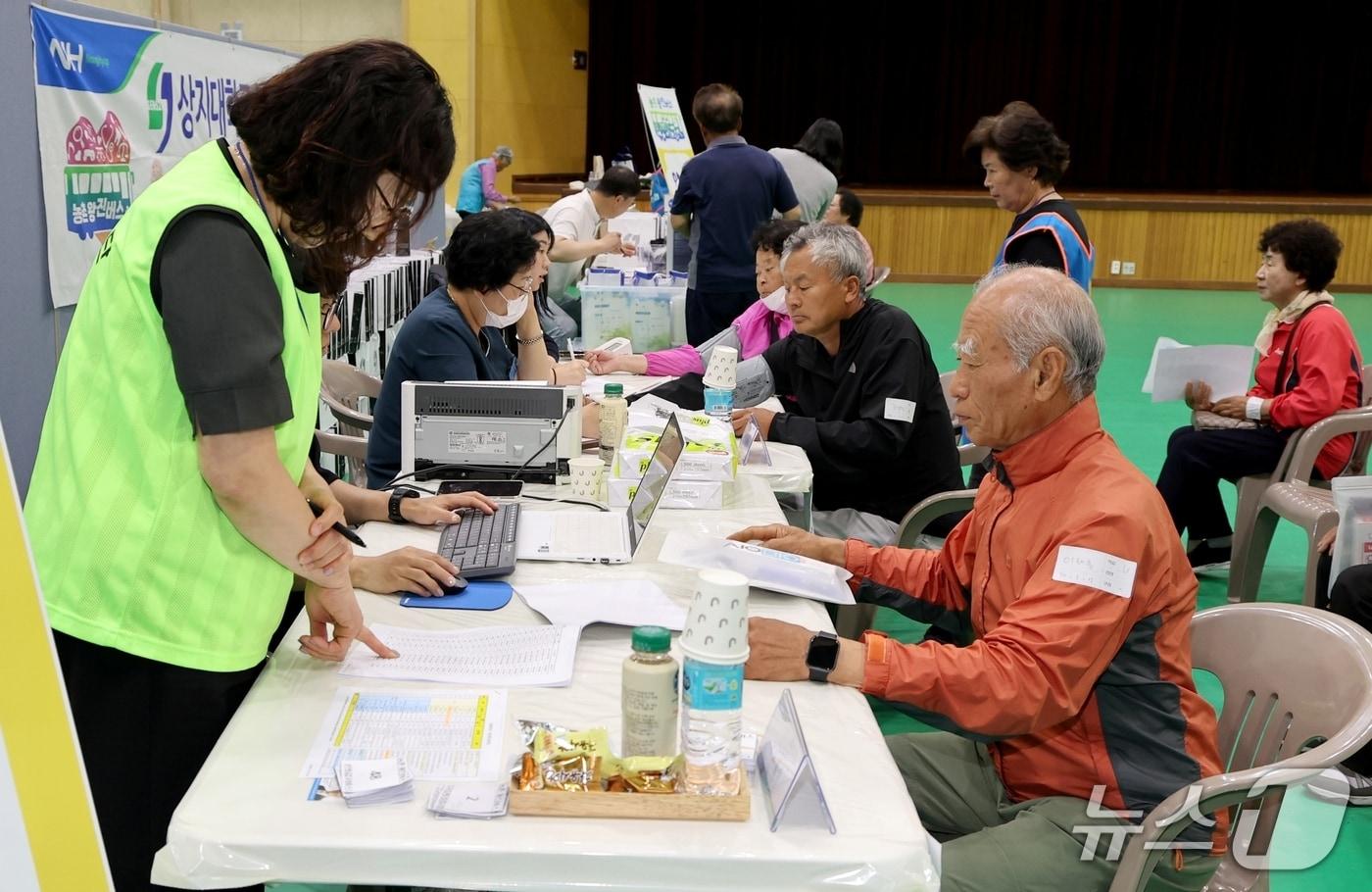 괴산군은 의료 사각지대 해소를 위한 '농촌 왕진버스' 두 번째 일정을 4일 괴산국민체육센터에서 운영했다.(괴산군 제공, 재판매 및 DB금지)/뉴스1