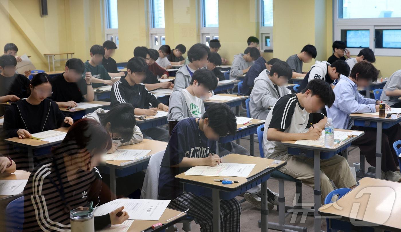 수험생들이 2026학년도 대학수학능력시험 6월 평가원 모의고사 시행일인 지난 6월 4일 오전 서울 양천구 종로학원 고사실에서 문제를 풀고 있다. (공동취재) 2025.6.4/뉴스1 ⓒ News1 이승배 기자