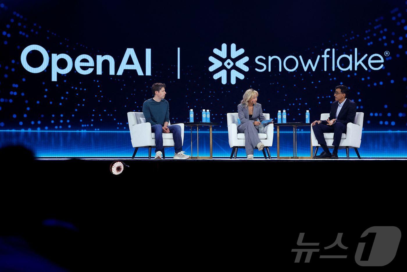샘 올트먼 오픈AI CEO&#40;왼쪽&#41;와 슈리다 라마스와미 스노우플레이크 CEO&#40;오른쪽&#41;이 대담하고 있다.ⓒ AFP=뉴스1