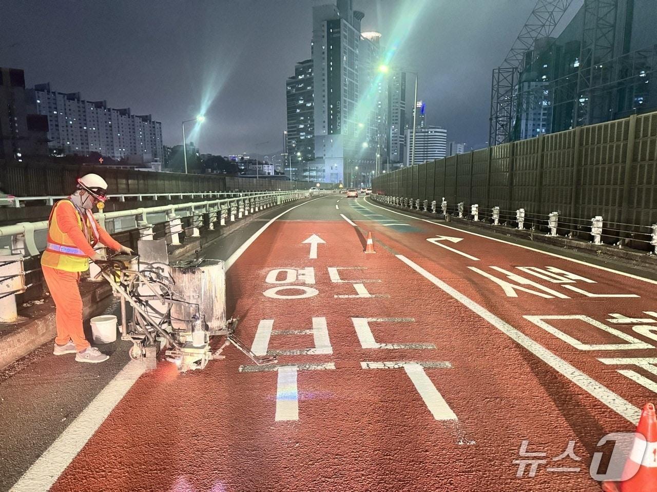 본문 이미지 - 번영로 문현터널 이후 1차로 융착식 문자 재도색 작업이 진행되고 있다.(공단 제공. 재판매 및 DB 금지)