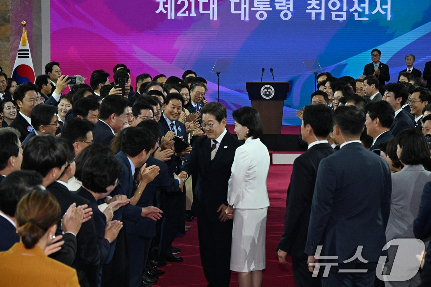 이재명 대통령이 4일 오전 제21대 대통령 취임 선서를 위해 김혜경 여사와 서울 여의도 국회 로텐더홀에 입장하며 참석자들과 인사를 나누고 있다. 2025.6.4/뉴스1 ⓒ News1 국회사진기자단