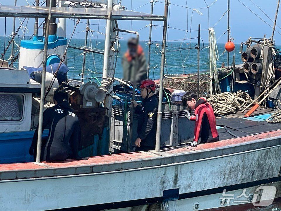 본문 이미지 - 4일 오전 10시 19분께 전북 군산시 옥도면 연도 남동쪽 2㎞해상에서 조업 중이던 7.9톤급 어선이 가라앉는다는 신고가 접수돼 해경이 구조에 나서고 있다.(군산해경 제공. 재판매 및 DB금지)