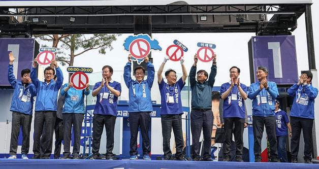 본문 이미지 - 이재명 대통령이 지난달 31일 청주를 찾아 이광희 충북도당위원장, 청주권 국회의원 등과 유세를 하고 있다.&#40;자료사진&#41;/뉴스1