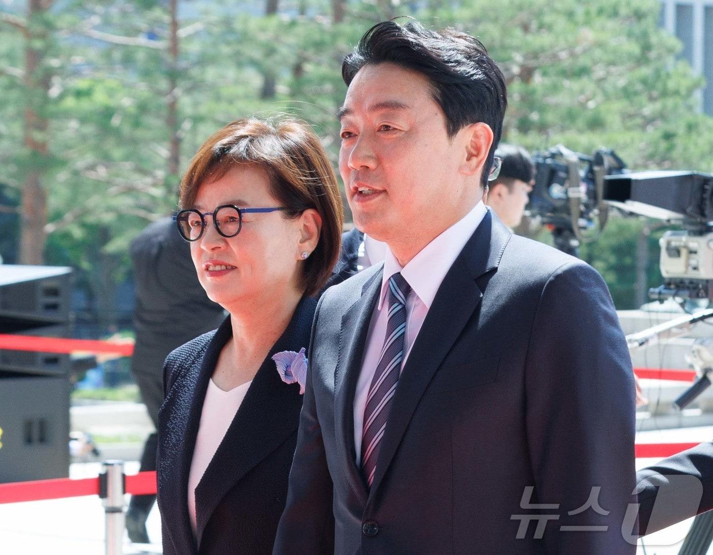 본문 이미지 - 대통령실 비서실장에 내정된 강훈식 더불어민주당 의원이 4일 오전 서울 여의도 국회의사당에서 열린 제21대 대통령 취임선서에 참석하고 있다. 2025.6.4/뉴스1 ⓒ News1 국회사진기자단