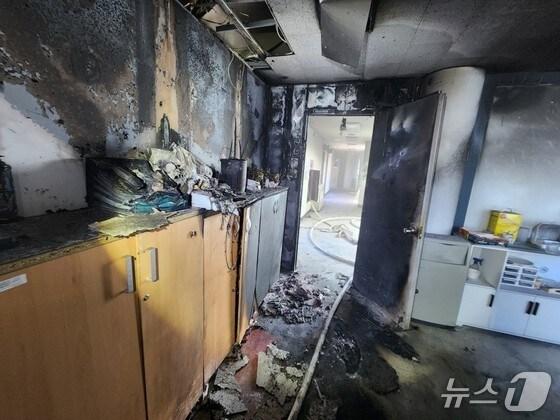 본문 이미지 - 분신 소동으로 불에 탄 천안준법지원센터. (천안서북소방서 제공. 재판매 및 DB금지)/뉴스1