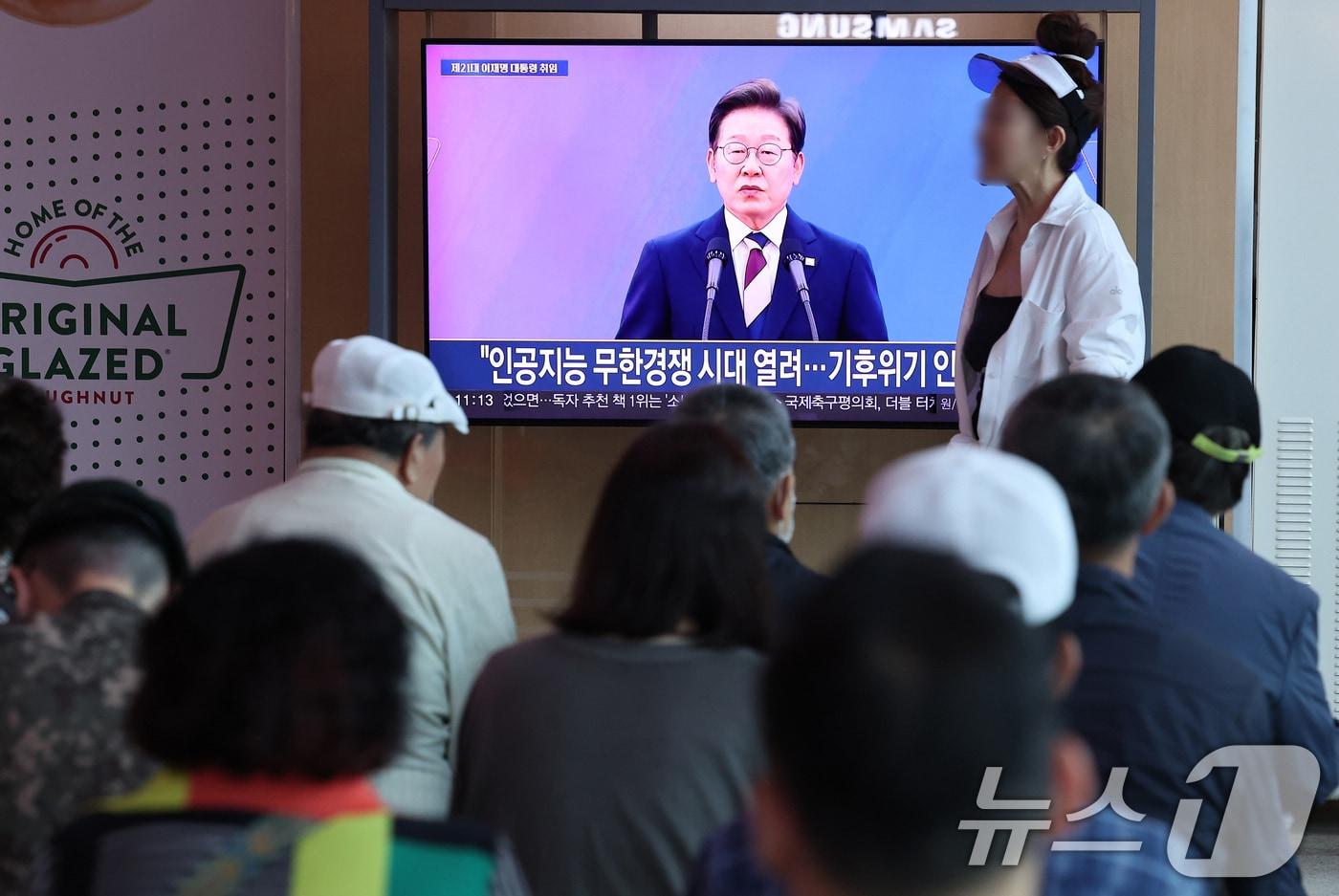 4일 서울 용산구 서울역 대합실에서 시민들이 이재명 대통령의 제21대 대통령 취임 선서를 시청하고 있다. 2025.6.4/뉴스1 ⓒ News1 김성진 기자
