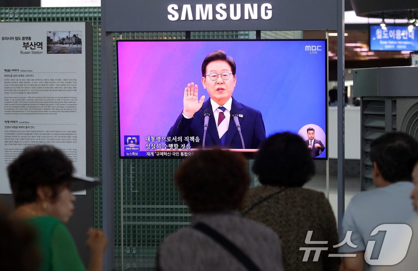 4일 부산 동구 부산역 대합실에서 시민들이 제21대 이재명 대통령 취임선서 생중계를 시청하고 있다. 제21대 대통령 선거에서 승리를 거둔 이재명 대통령은 부산에서 40.14% 득표율을 얻어 이 지역에서 40% 득표율을 넘은 최초의 민주당 대통령이 됐다. 2025.6.4/뉴스1 ⓒ News1 윤일지 기자