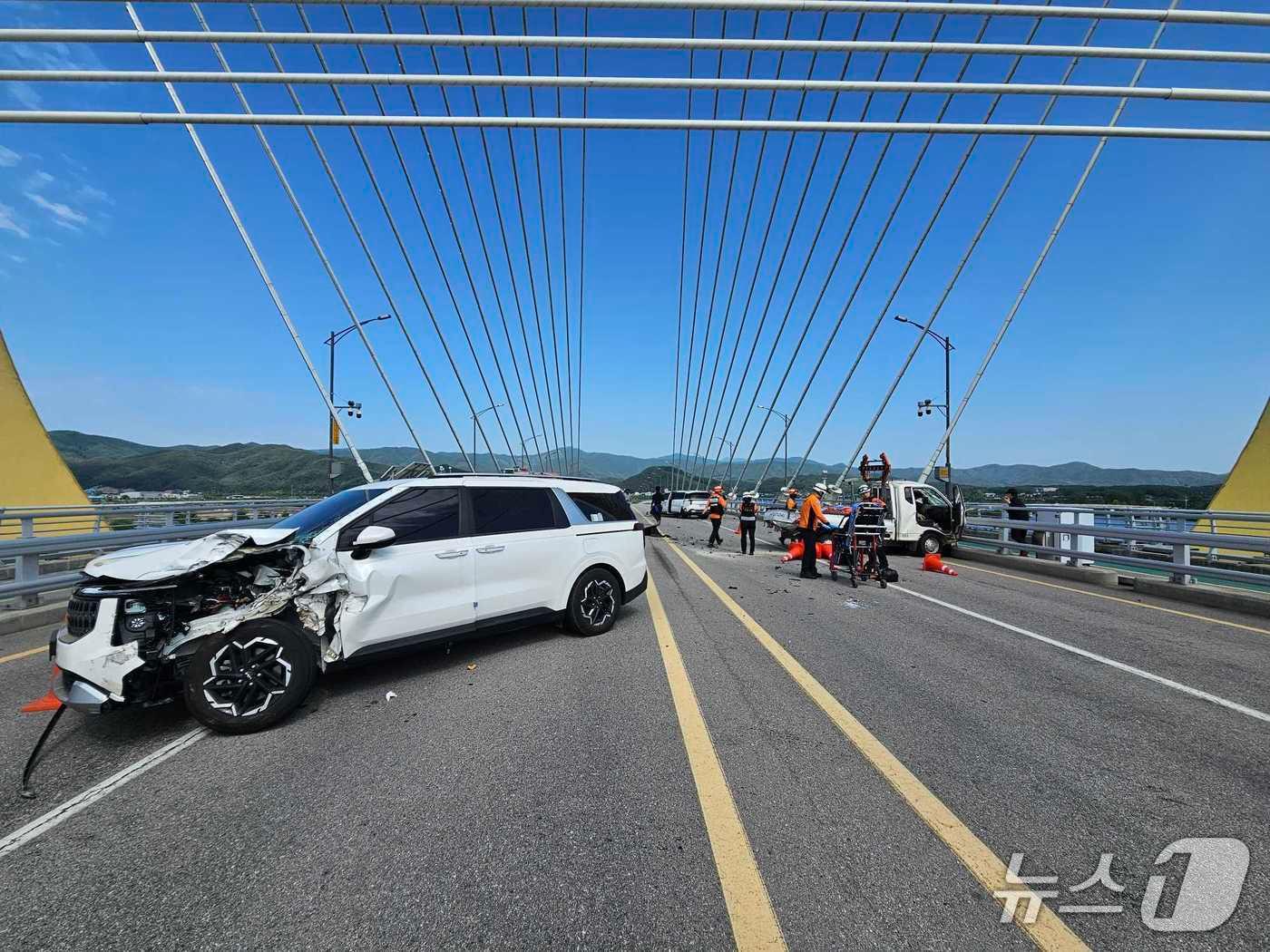 본문 이미지 - 강원 춘천 근화동 춘천대교 교통사고 현장.(강원도소방본부 제공, 재판매 및 DB금지)