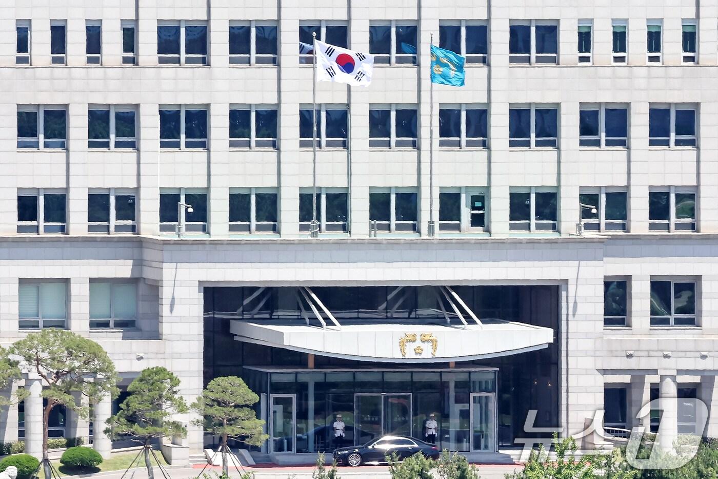 이재명 대통령의 임기가 시작된 4일 서울 용산구 대통령실 청사에 봉황기가 게양돼 있다. 2025.6.4/뉴스1 ⓒ News1 민경석 기자