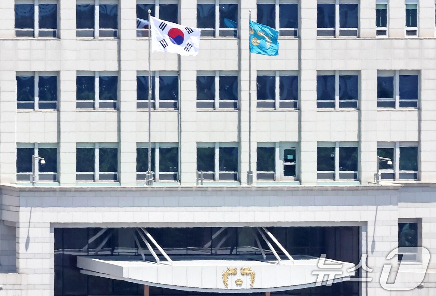 이재명 대통령의 임기가 시작된 4일 서울 용산구 대통령실 청사에 봉황기가 게양돼 있다. 2025.6.4/뉴스1 ⓒ News1 민경석 기자