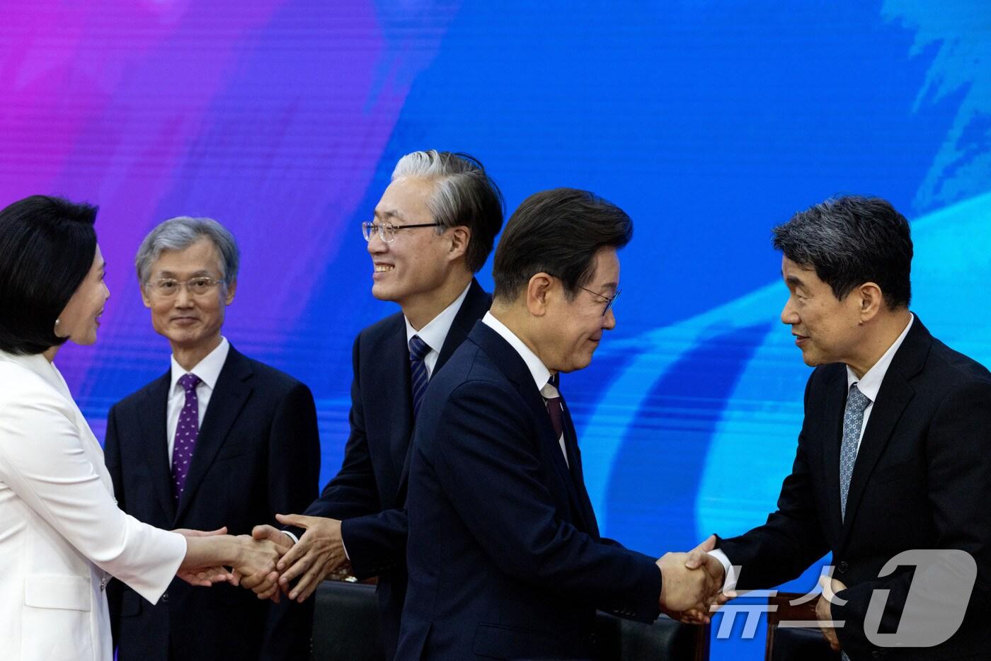 이재명 대통령이 4일 서울 여의도 국회 본청 로텐더홀에서 제21대 대통령 취임 선서에 앞서 이주호 국무총리 직무대행 겸 사회부총리와 악수하고 있다. 2025.6.4/뉴스1 ⓒ News1 국회사진기자단