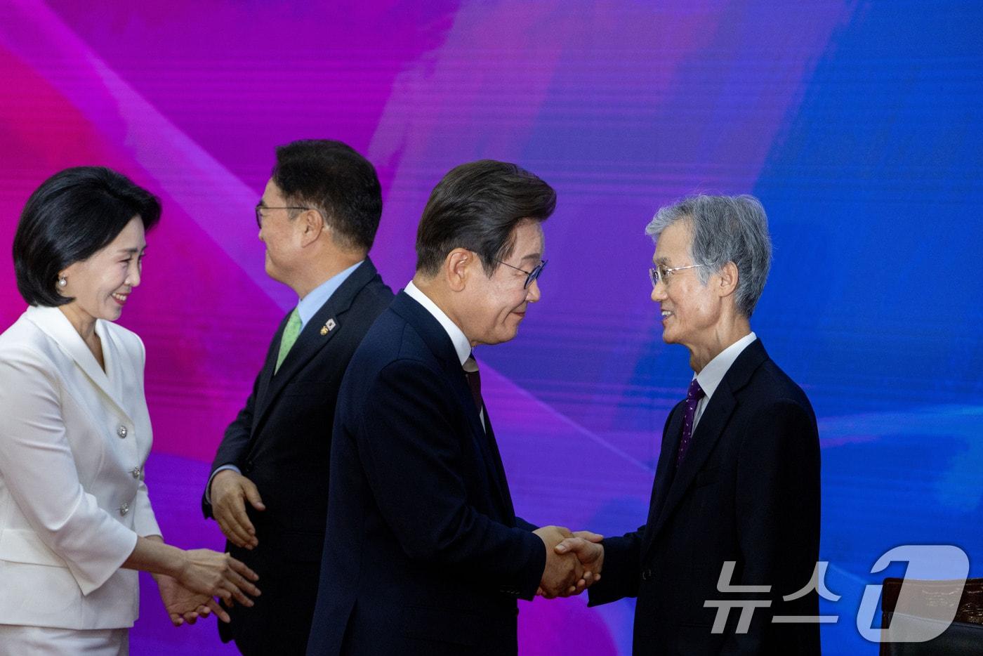 이재명 대통령이 지난 6월 4일 서울 여의도 국회 본청 로텐더홀에서 제21대 대통령 취임 선서에 앞서 조희대 대법원장과 악수하고 있다. 2025.6.4/뉴스1 ⓒ News1 국회사진기자단