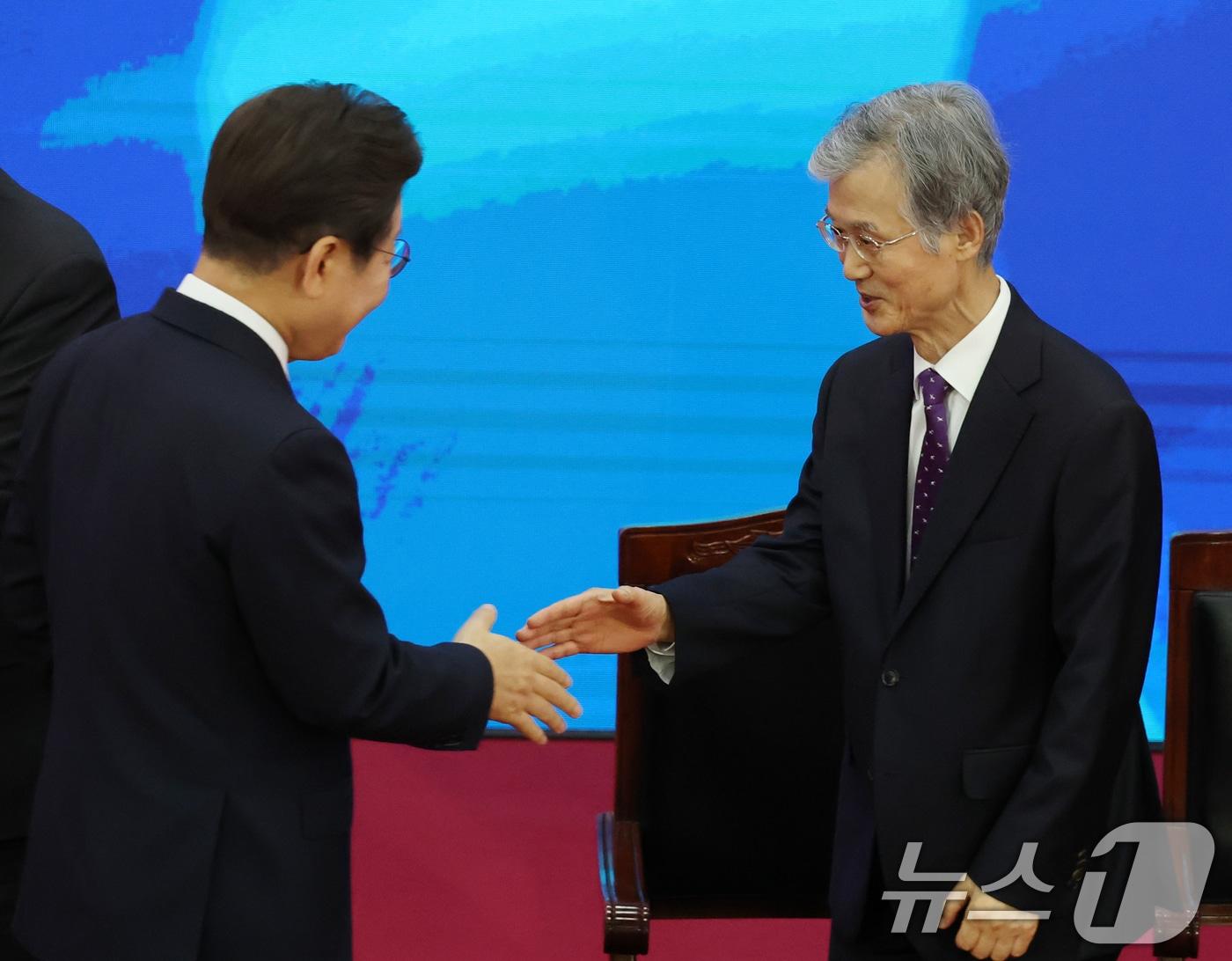 본문 이미지 - 이재명 대통령이 4일 서울 여의도 국회 본청 로텐더홀에서 제21대 대통령 취임 선서를 한 뒤 조희대 대법원장과 악수하고 있다. 2025.6.4/뉴스1 ⓒ News1 국회사진기자단