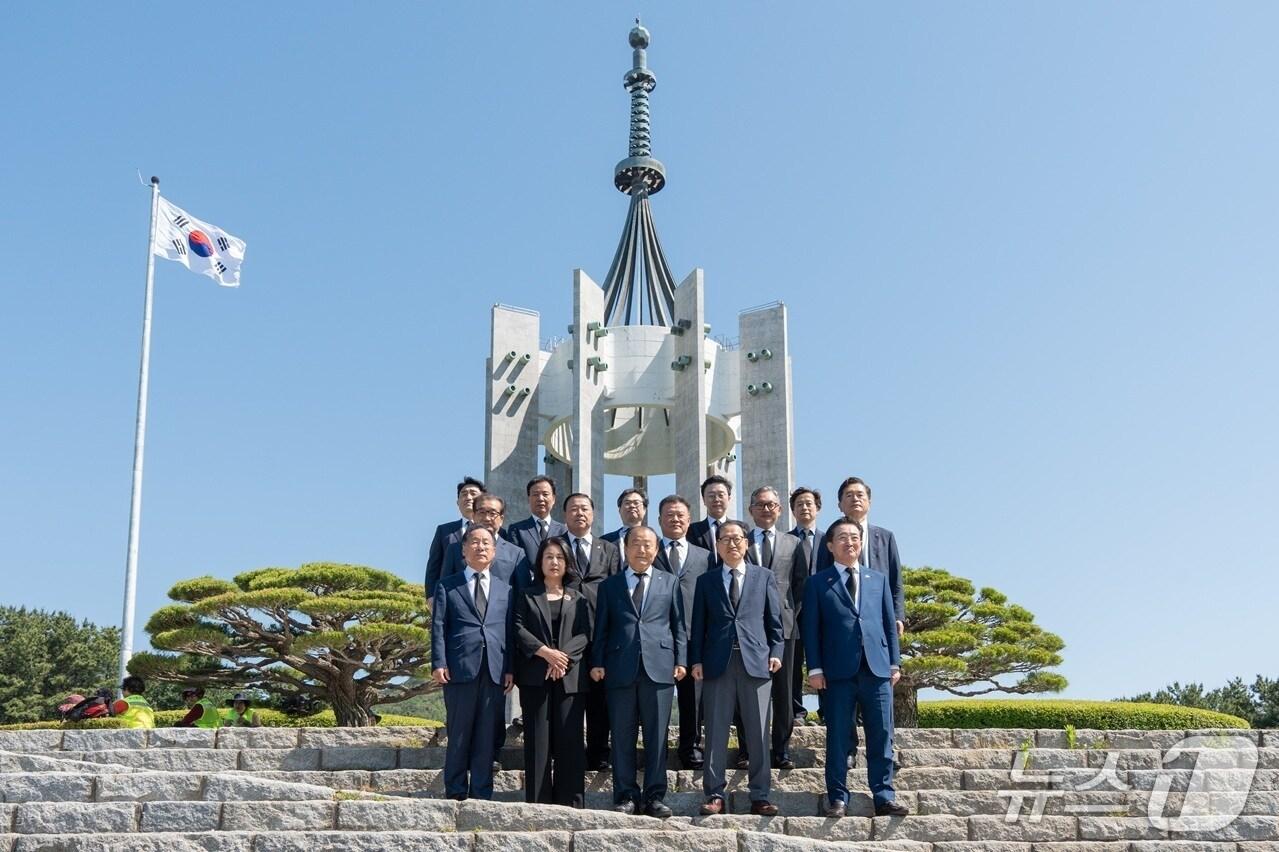 본문 이미지 - 부산상공회의소 회장단이 충혼탑 참배 뒤 기념사진을 찍고 있다.(부산상의 제공. 재판매 및 DB 금지)