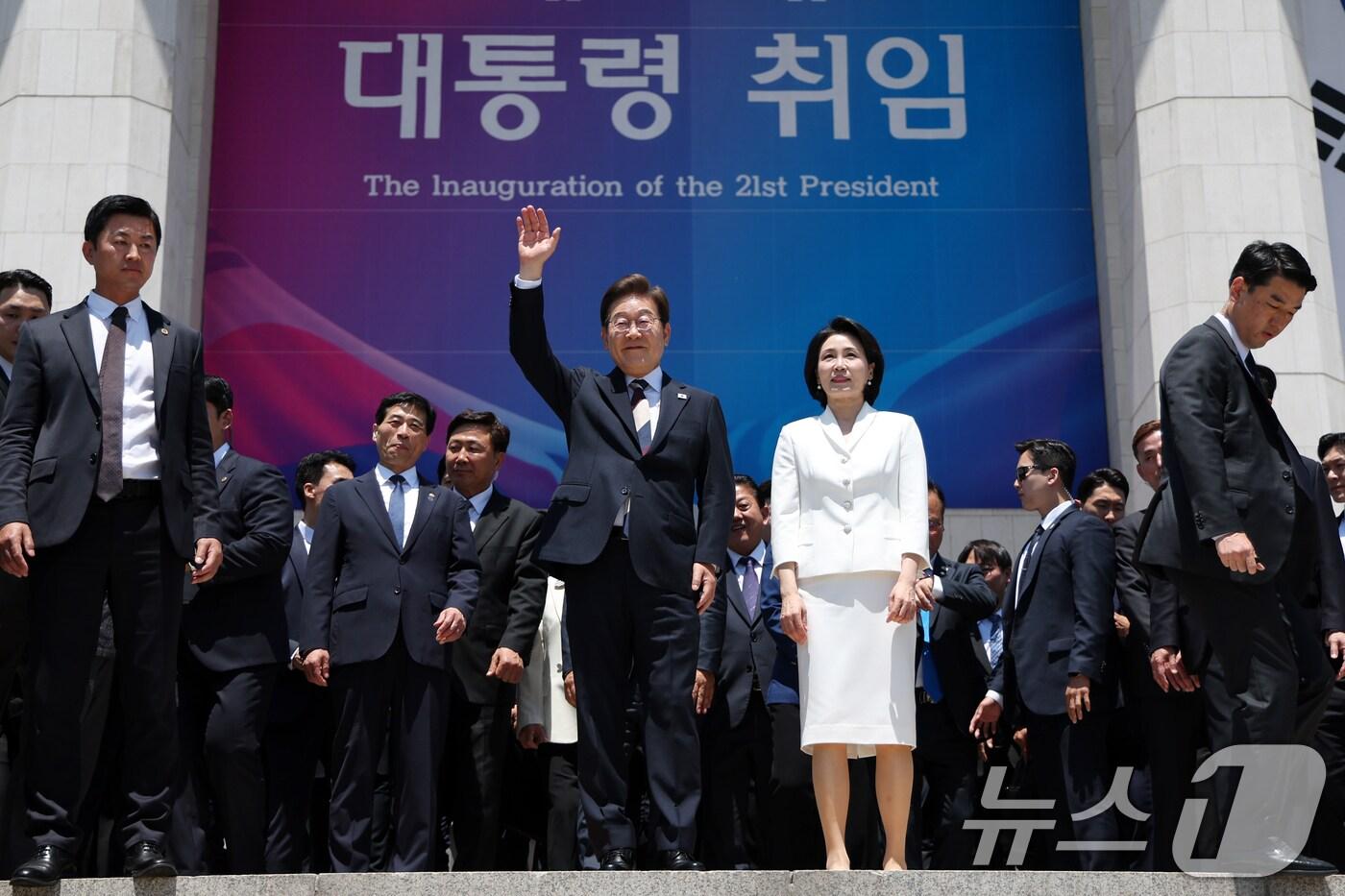 이재명 대통령과 김혜경 여사가 4일 오전 서울 여의도 국회 로텐더홀에서 취임 선서를 마치고 나와 잔디광장에 모인 시민들을 향해 인사하고 있다. 2025.6.4/뉴스1 ⓒ News1 국회사진기자단