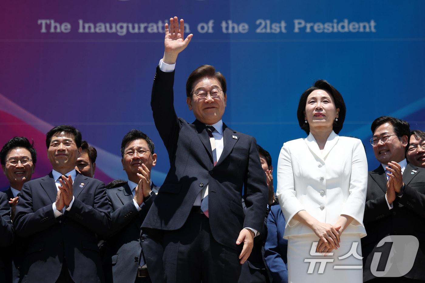 이재명 대통령과 김혜경 여사가 4일 오전 서울 여의도 국회 로텐더홀에서 취임 선서를 마치고 나와 잔디광장에 모인 시민들을 향해 인사하고 있다. 2025.6.4/뉴스1 ⓒ News1 국회사진기자단