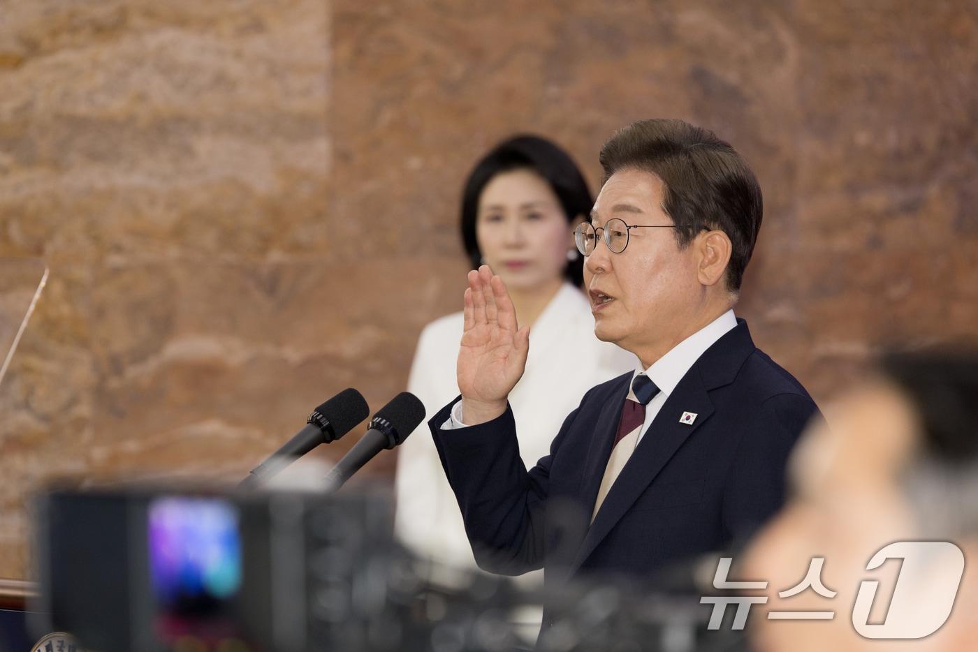 이재명 대통령이 4일 서울 여의도 국회 본청 로텐더홀에서 제21대 대통령 취임 선서를 하고 있다. 2025.6.4/뉴스1 ⓒ News1 국회사진기자단