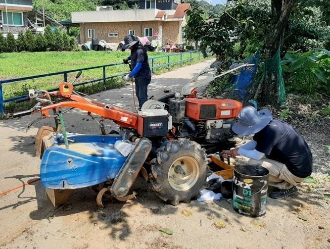 본문 이미지 - 침수 농기계 현장 정비지원 모습 (농촌진흥청 제공) 2025.06.04 /뉴스1