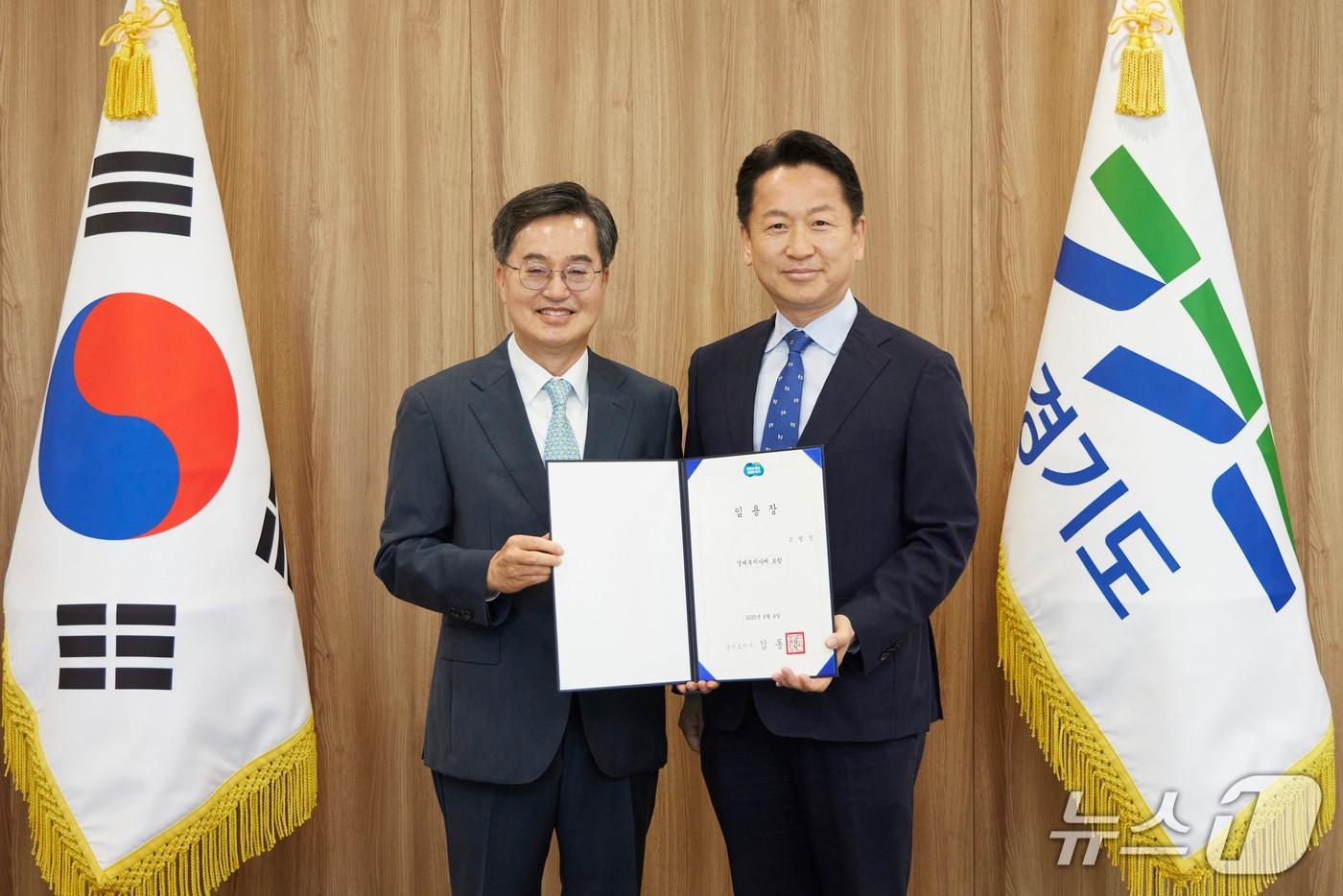 김동연 경기도지사&#40;왼쪽&#41;가 고영인 신임 경제부지사에게 임명장을 수여하고 있다.