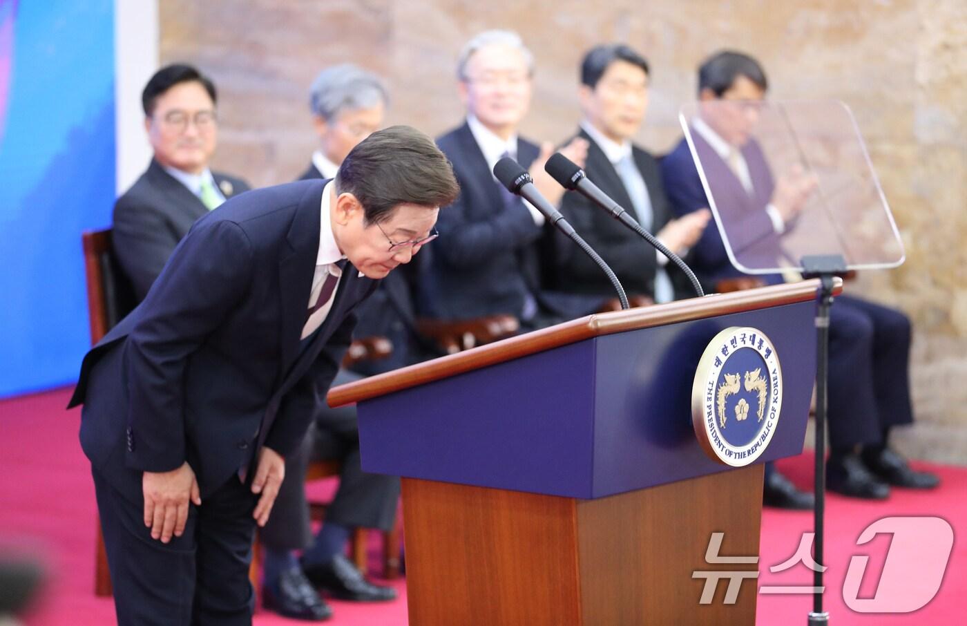 이재명 대통령이 4일 오전 서울 여의도 국회에서 제21대 대통령 취임 선서를 마친 뒤 인사하고 있다. 2025.6.4/뉴스1 ⓒ News1 국회사진기자단