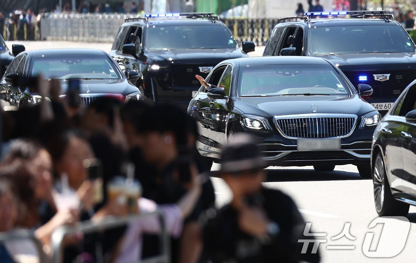 이재명 대통령이 4일 서울 여의도 국회에서 제21대 대통령 취임 선서를 마친 후 대통령실로 향하며 차량 안에서 시민들에게 손 인사를 하고 있다. 2025.6.4/뉴스1 ⓒ News1 김민지 기자