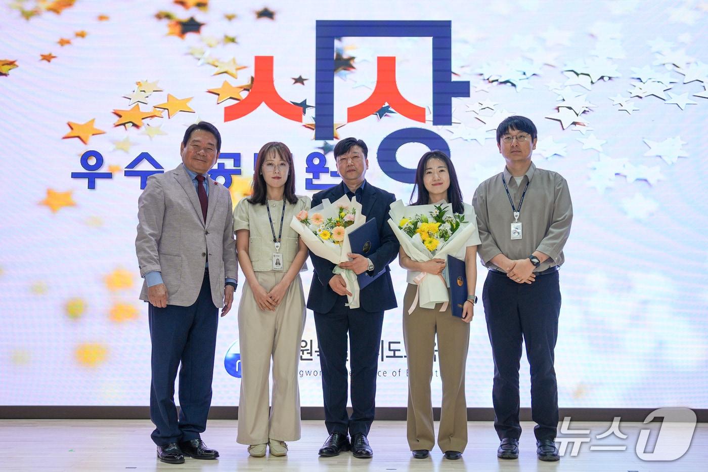 신경호 강원특별자치도교육감이 4일 지난해 예산 절감과 수입 증대에 기여한 직원들에게 성과금을 지급한 뒤 기념촬영을 진행했다.(도교육청 제공, 재판매 및 DB금지)