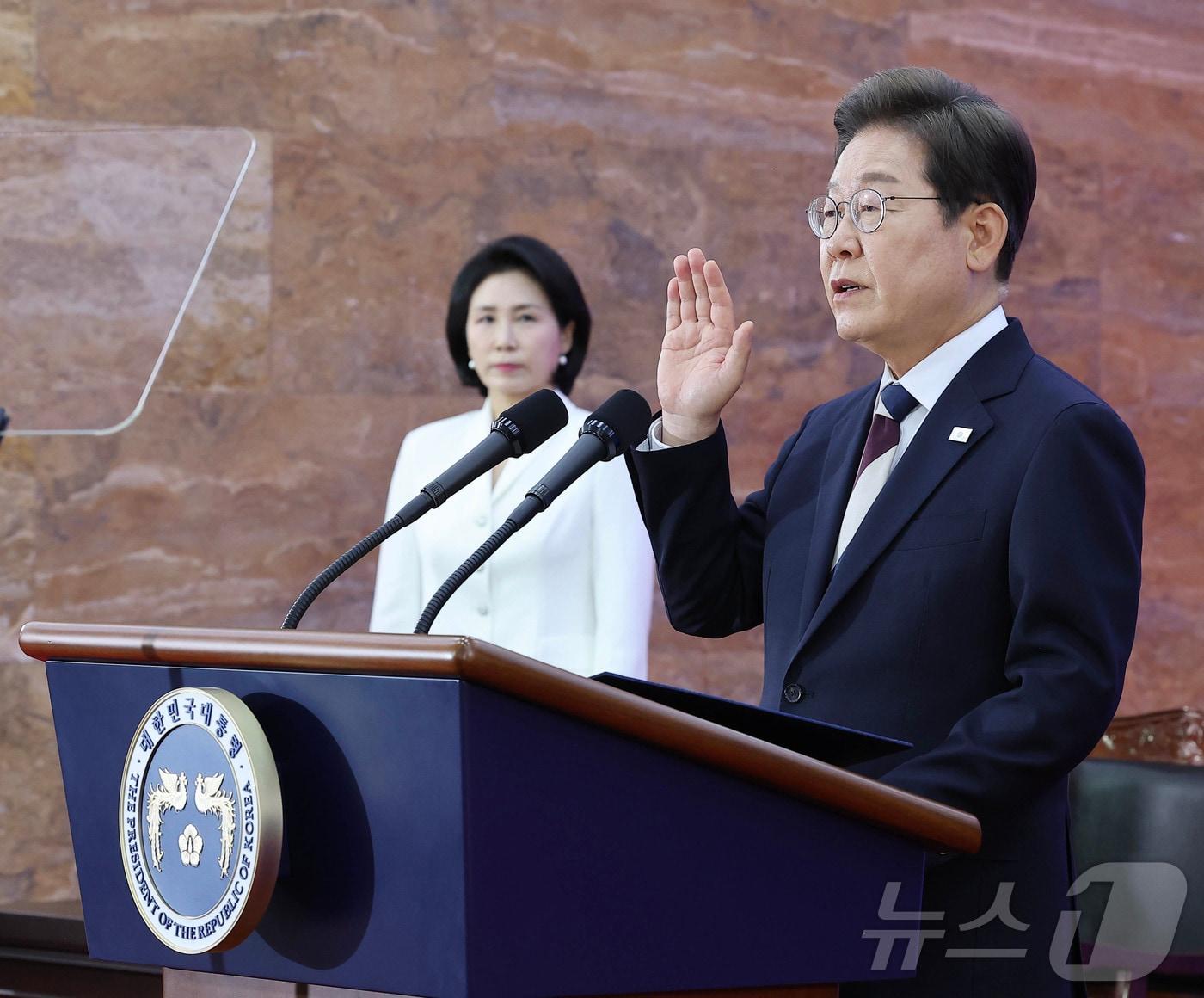 본문 이미지 - 이재명 대통령&#40;오른쪽&#41;과 김혜경 여사 / 뉴스1 ⓒ News1 국회사진기자단