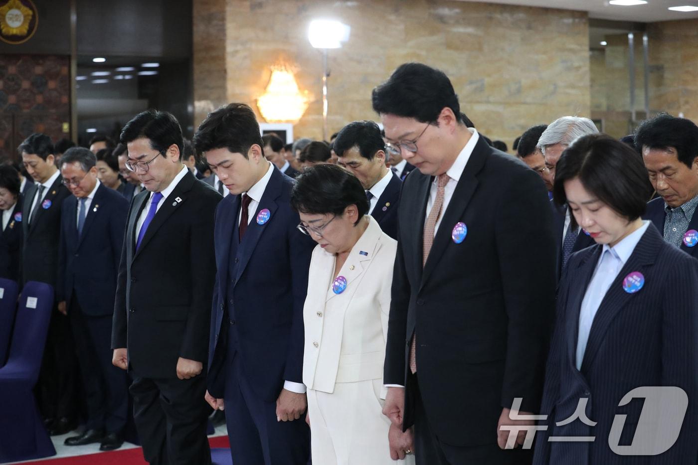 박찬대 더불어민주당 대표 직무대행 겸 원내대표, 김용태 국민의힘 비상대책위원장, 김선민 조국혁신당 대표 권한대행, 천하람 개혁신당 대표 권한대행, 김재연 진보당 대표가 4일 오전 서울 여의도 국회에서 열린 제21대 대통령 취임 선서에 참석해 묵념하고 있다. 2025.6.4/뉴스1 ⓒ News1 국회사진기자단