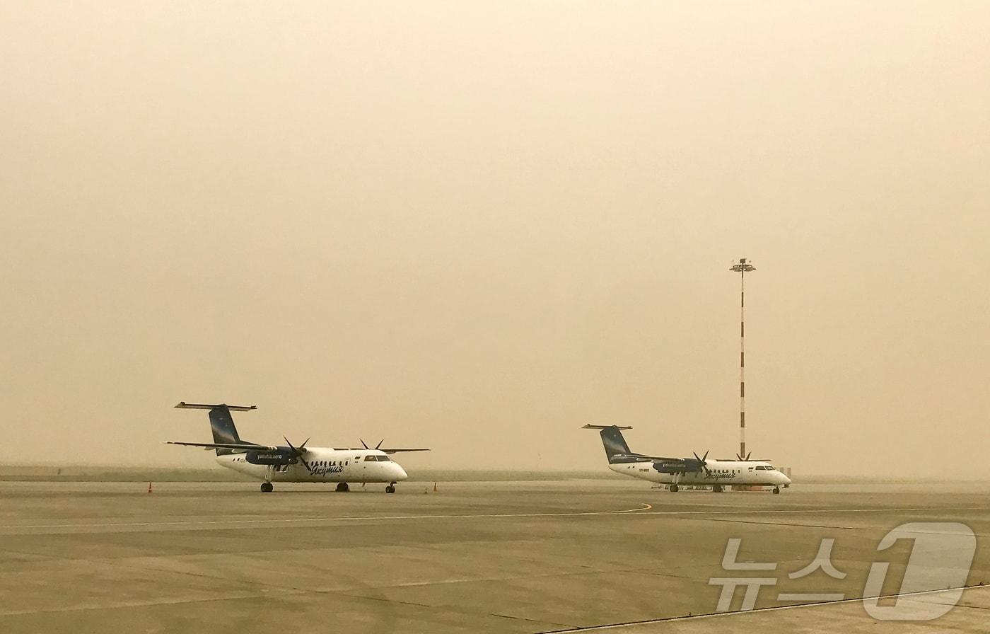 러시아 야쿠츠크 공항에 착륙한 항공기들. (자료사진) 2021.8.12 ⓒ 로이터=뉴스1 ⓒ News1 강민경 기자