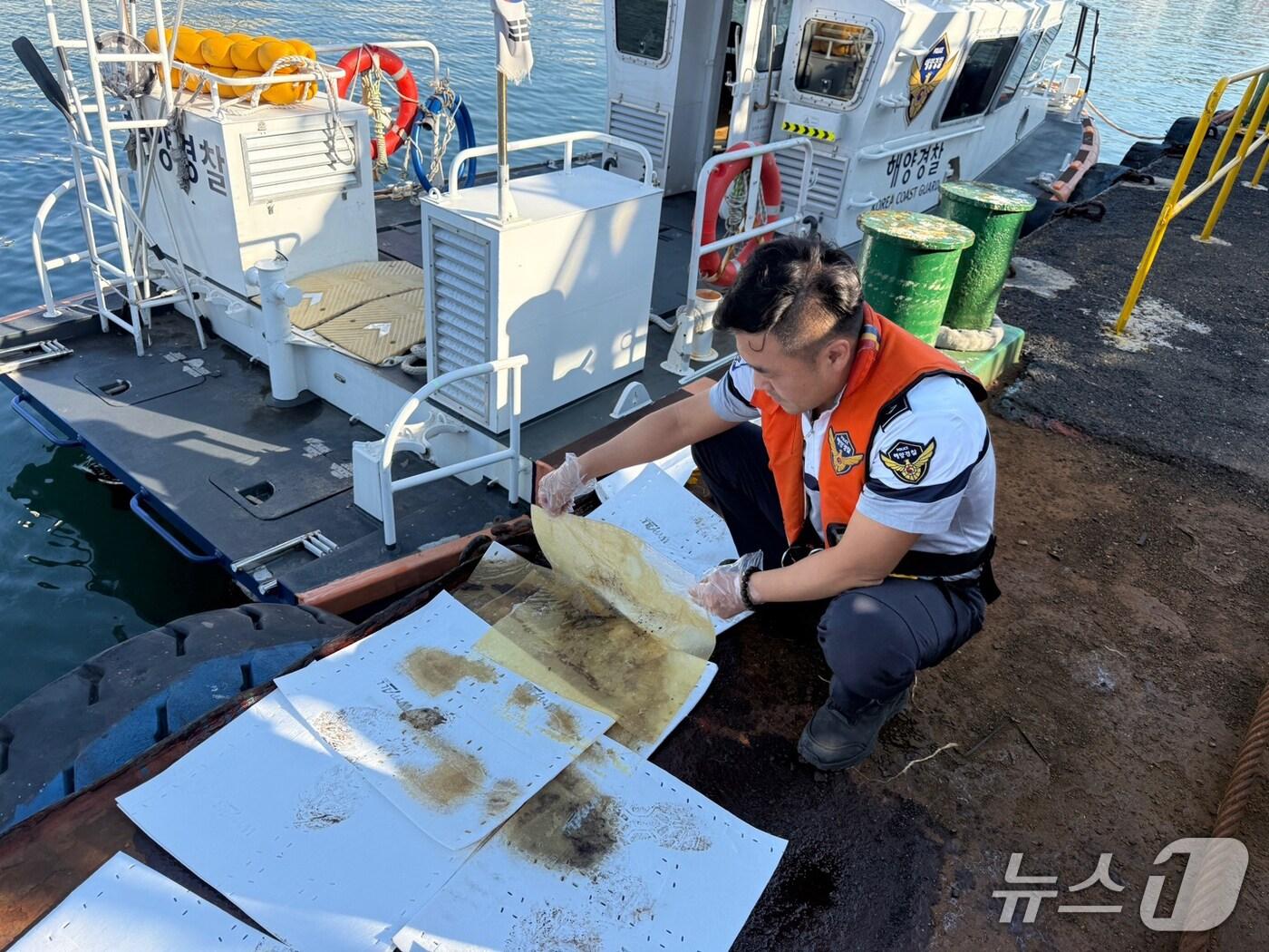 본문 이미지 - 4일 오전 7시10분쯤 경북 포항시 북구 동빈내항에 정박한 200톤급 바지선에서 경유가 누출된 것을 발견한 해경이 방제작업을 벌였다.(포항해양경찰서 제공, 재판매 및 DB 금지) 2025.6.4/뉴스1 