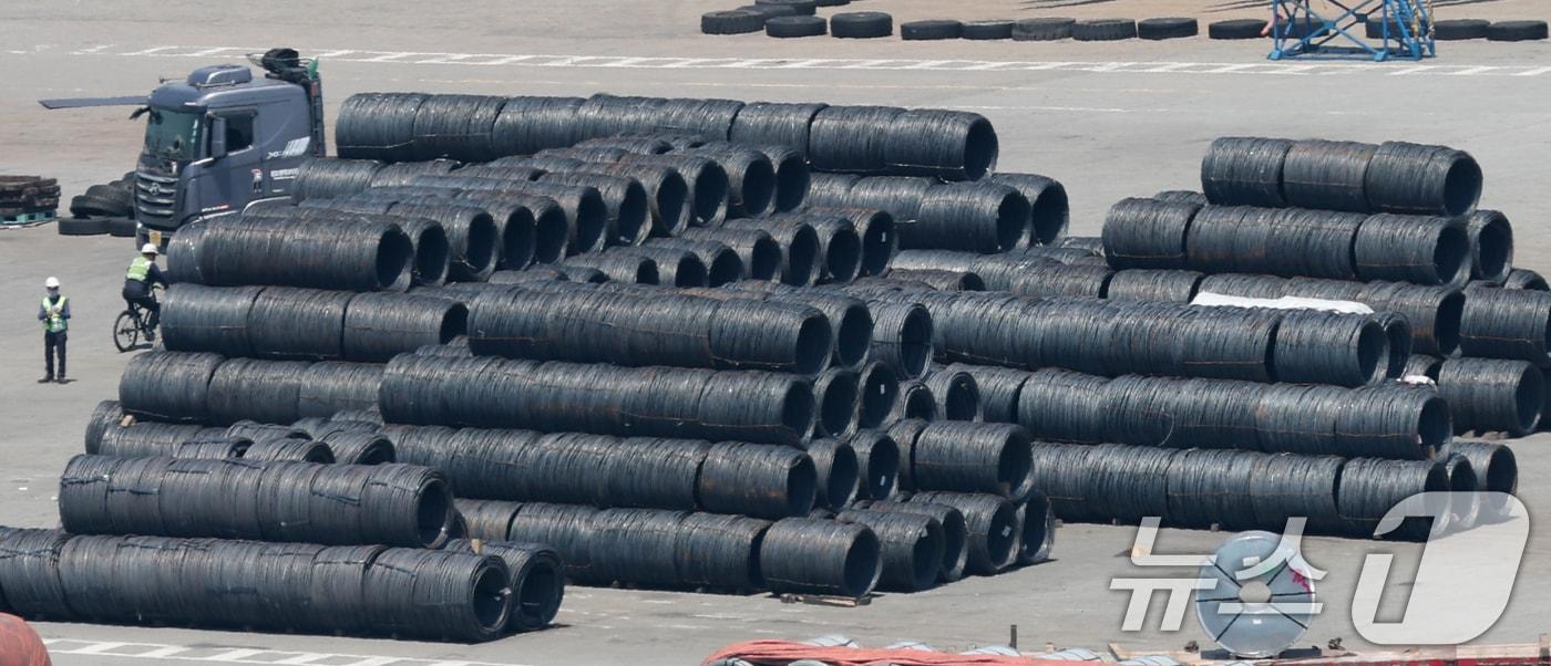 4일 경기 평택시 포승읍 평택항 수출 야적장에 철강 제품이 쌓여있는 모습. 2025.6.4/뉴스1 ⓒ News1 김영운 기자