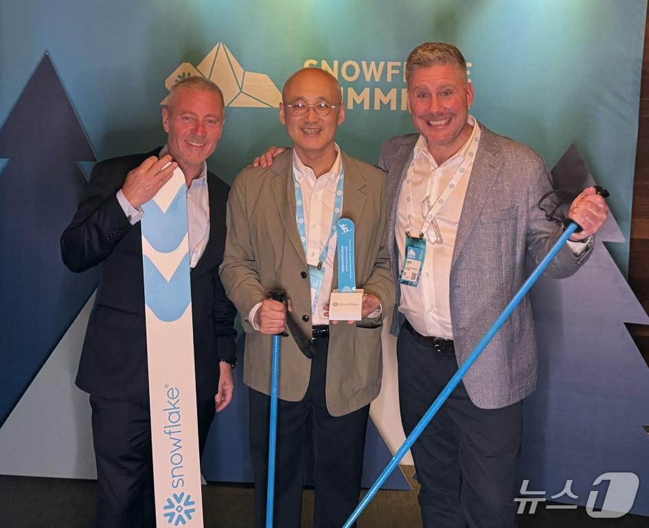 본문 이미지 - 염동훈 메가존클라우드 대표(가운데)가 스노우플레이크 Growth Partner of the Year 2025에서 기념 사진을 찍고 있다.(스노우플레이크 제공)