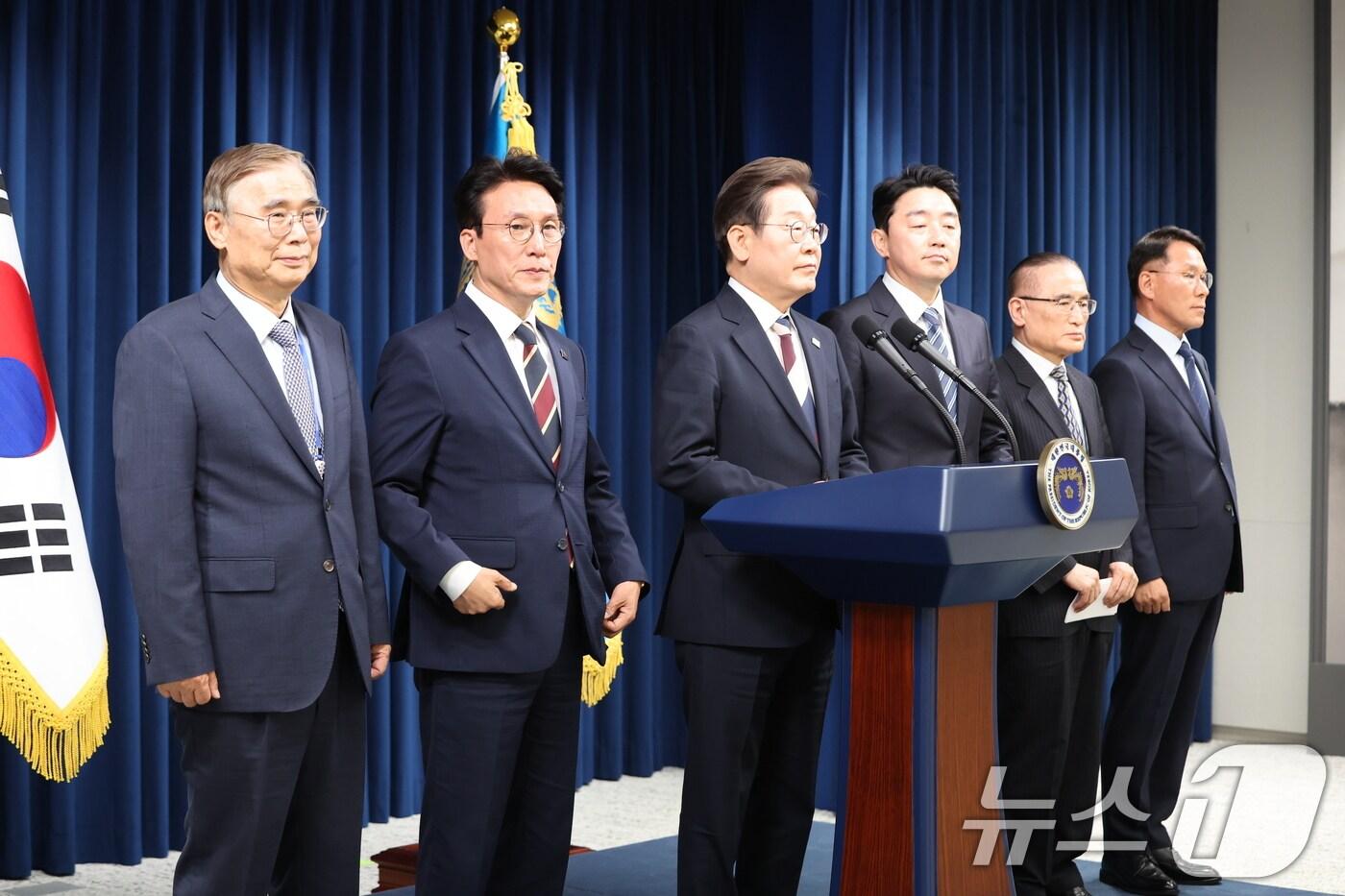 이재명 대통령이 4일 서울 용산구 대통령실 청사 브리핑룸에서 국무총리와 국정원장, 대통령 비서실장 등 인선발표를 하고 있다.  2025.6.4/뉴스1 ⓒ News1 허경 기자