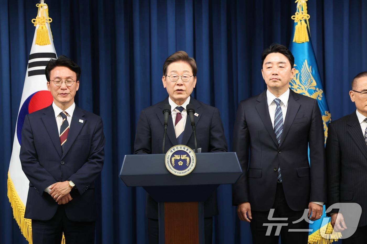 이재명 대통령이 4일 서울 용산구 대통령실 청사 브리핑룸에서 국무총리와 국정원장, 대통령 비서실장 등 인선발표를 하고 있다. 국무총리 후보자로는 김민석 국회의원, 국정원장 후보자로는 이종석 전 통일부장관이 지명됐다. 대통령 비서실장으로는 강훈식 국회의원, 안보실장에는 위성락 국회의원이 임명됐고, 경호처장은 황인권 전 육군 대장, 대변인은 강유정 국회의원이 임명됐다. 2025.6.4/뉴스1 ⓒ News1 허경 기자