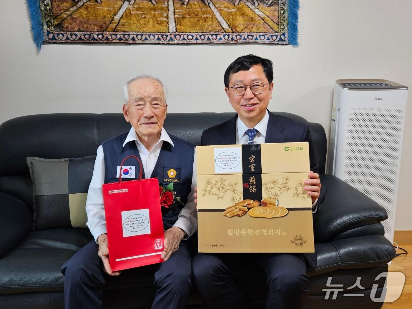 본문 이미지 - 5월 어버이날을 맞아 전종호 국가보훈부 서울청장이 국가유공자 자택을 찾아가 위문품을 전달하고 있다. (국가보훈부 서울지방보훈청 제공)